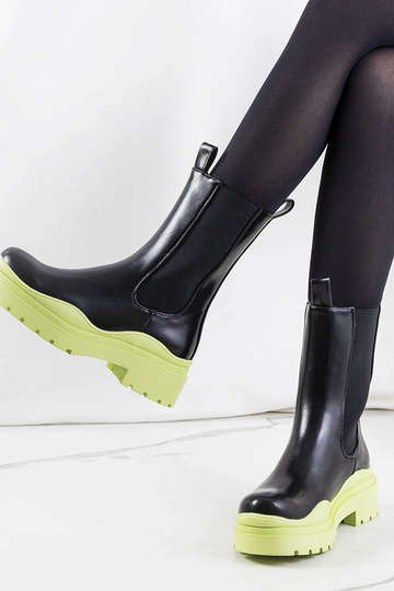 Schwarze Stiefeletten mit grüner Sohle Nester 2