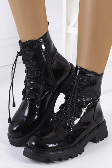 Bottines vernies noires, «...