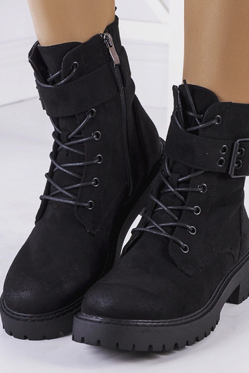 Bottines à lacets noires...