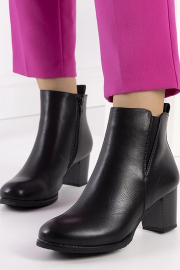 Zwarte enkellaarsjes op hak...