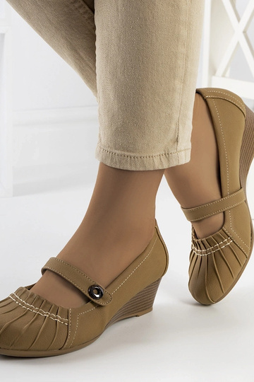 Beige pumps med flæser Nita