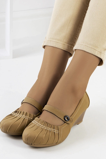 Beige pumps med flæser Nita 2