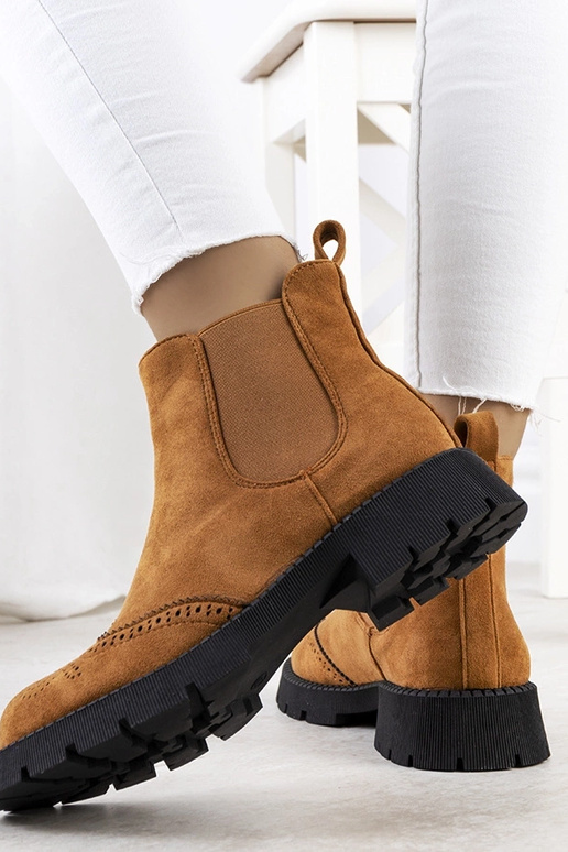 Bruine laarzen op een stevige zool,...