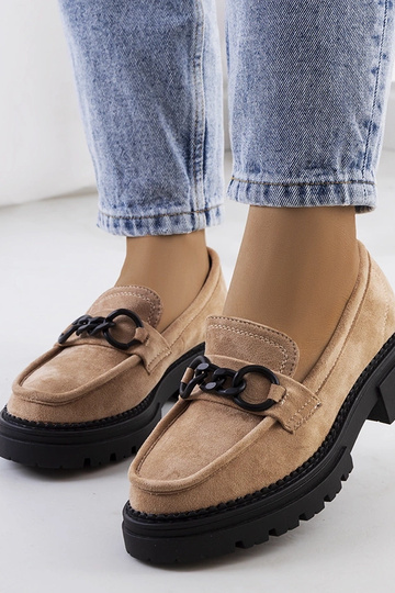 Beige Mokassins auf...
