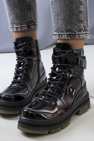 Schwarze lackierte Stiefel,...