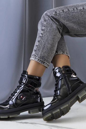 Bottes noires vernies, «... 2