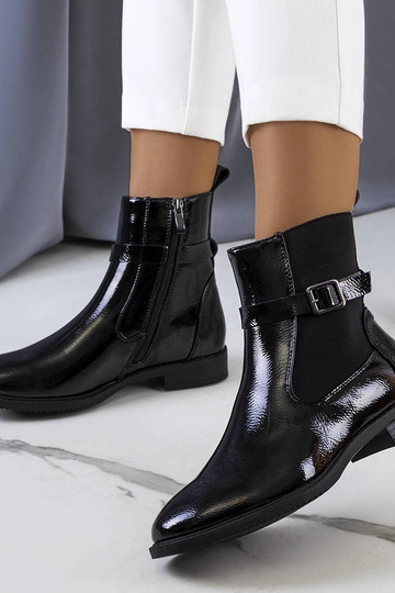 Bottes isolées en cuir...