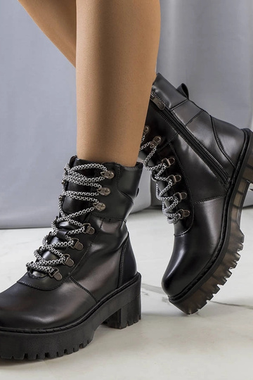 Bottines noires à laçage...