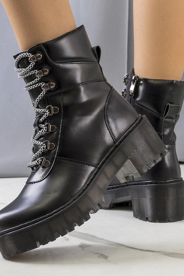 Bottines noires à laçage... 2