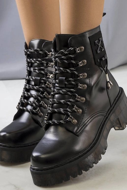 Bottines noires à laçage décoratif...