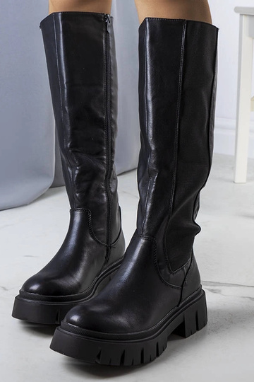 Schwarze Winterstiefel bis...