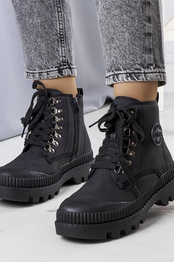 Bottes d'hiver noires, «...