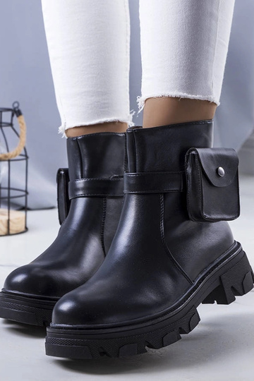 Bottes noires avec sac, «...
