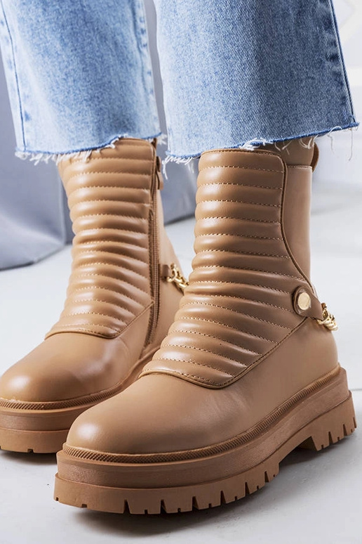 Beige isolierte Stiefeletten mit... Beige isolierte Stiefeletten mit...