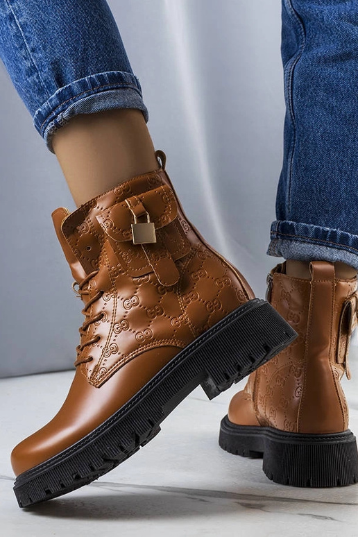 Bottes de trappeur isolées marron...