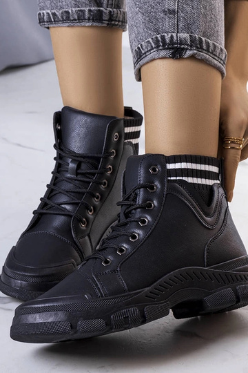 Schwarze isolierte Stiefel...