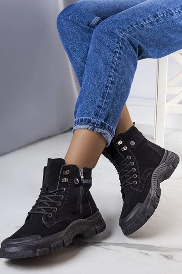 Schwarze isolierte Stiefel...