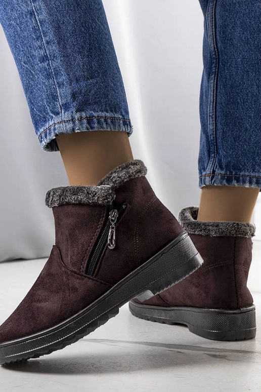 Bottes de neige isolées marron avec...