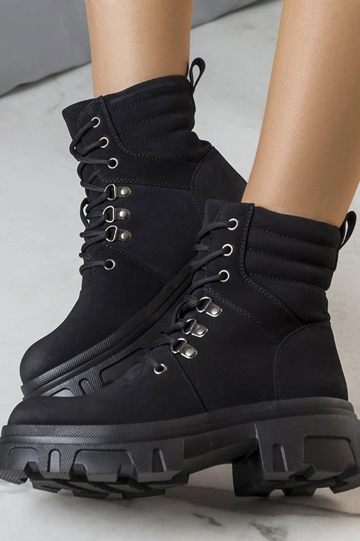 Bottes noires sur semelle massive, «...
