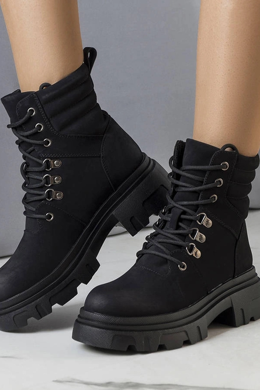 Bottes noires sur semelle massive, «...