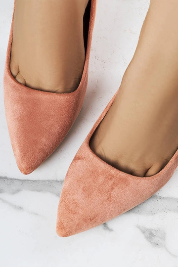Les escarpins roses à talons hauts d'Emma