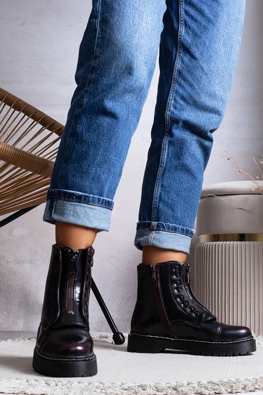 Bottes de trappeur isolées bordeaux...