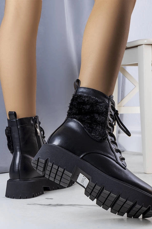 Schwarze, isolierte Dixie-Stiefel aus... Schwarze, isolierte Dixie-Stiefel aus...