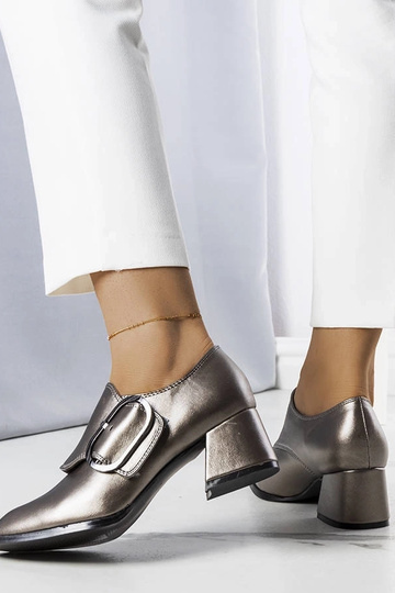 Graue Pumps mit Blockabsatz von Ailani 2