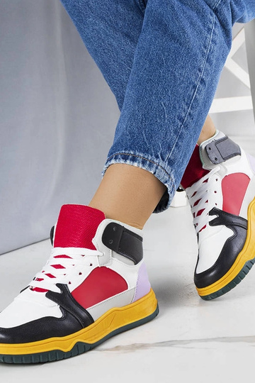 Elizabeths schwarze und rote High-Top-Sneaker