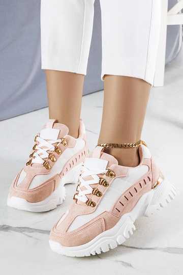 Les baskets blanches et roses de Mindy 2