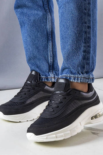 Les baskets noires de Courtne