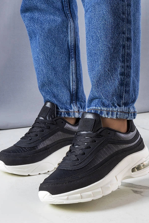 Courtnes schwarze Turnschuhe Courtnes schwarze Turnschuhe