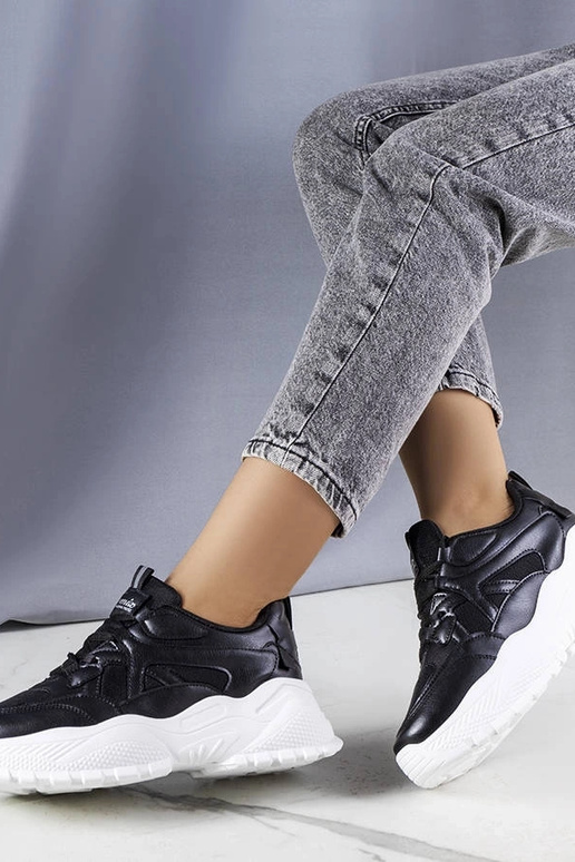 Schwarze Sneaker mit massiver... Schwarze Sneaker mit massiver...