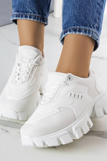 Witte sneakers op een... 2