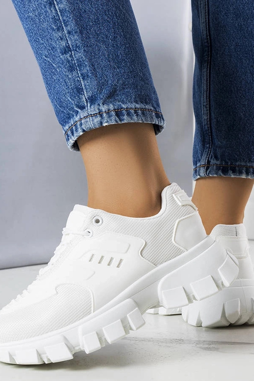 Weiße Sportschuhe auf massiver Sohle,... Weiße Sportschuhe auf massiver Sohle,...