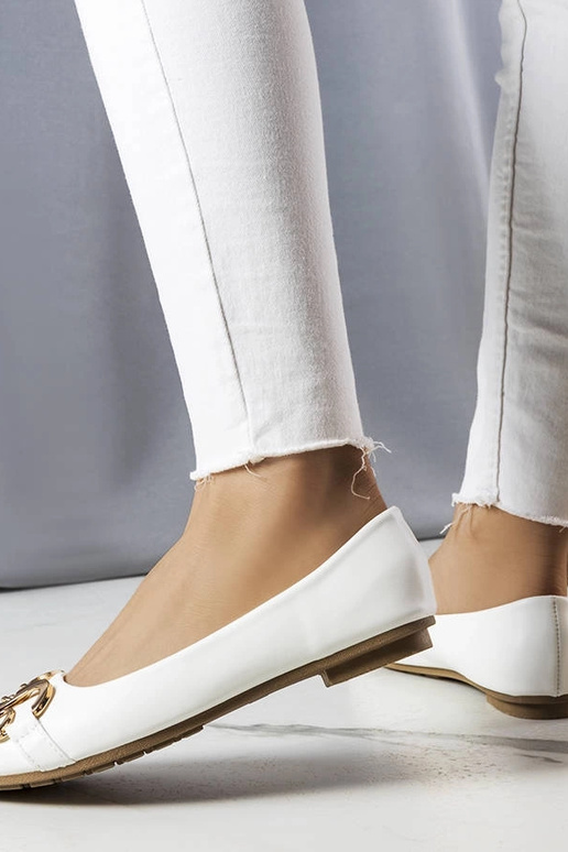 Les ballerines blanches à bout carré...