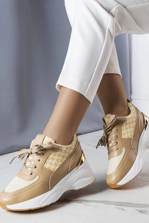 Beige sneakers dekoreret med Lora... Beige sneakers dekoreret med Lora...