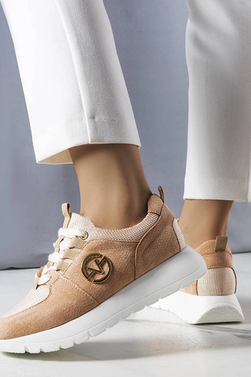 Zandkleurige sportschoenen... 2