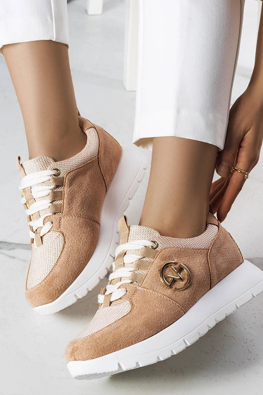 Zandkleurige sportschoenen op een...