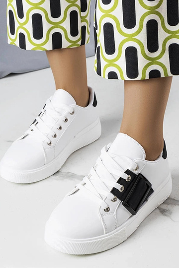 Hvide sneakers dekoreret...