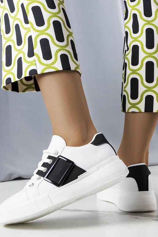 Hvide sneakers dekoreret med et sort... Hvide sneakers dekoreret med et sort...