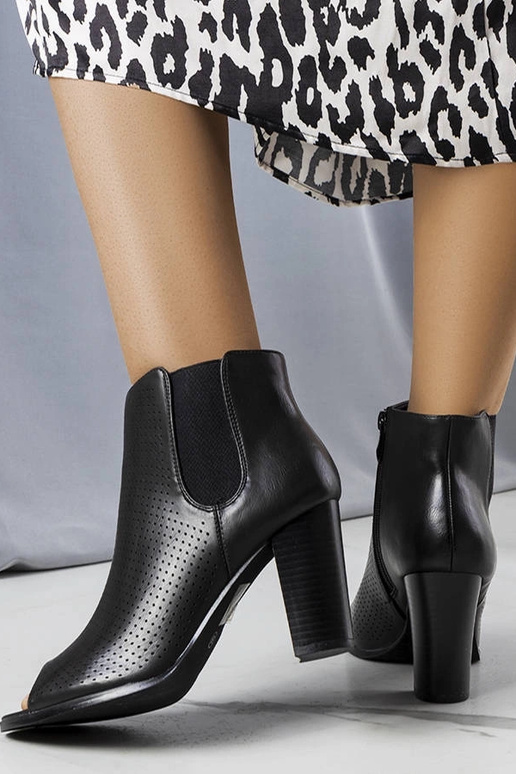 Schwarze durchbrochene Stiefeletten... Schwarze durchbrochene Stiefeletten...