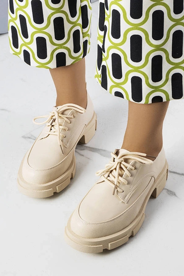 Beige sko med en massiv sål... 2