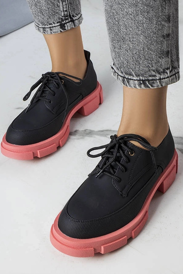 Schwarze Stiefeletten mit massiver Kay-Sohle