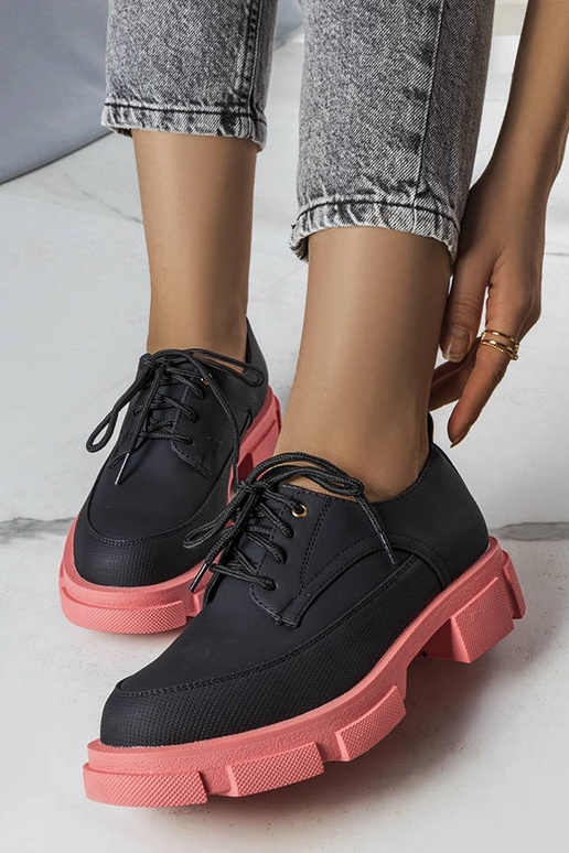 Demi-bottes noires avec une semelle... Demi-bottes noires avec une semelle...