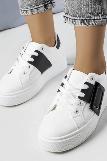 Hvide sneakers dekoreret med et sort Toni-spænde