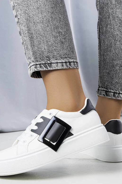 Weiße Sneaker verziert mit einer... Weiße Sneaker verziert mit einer...