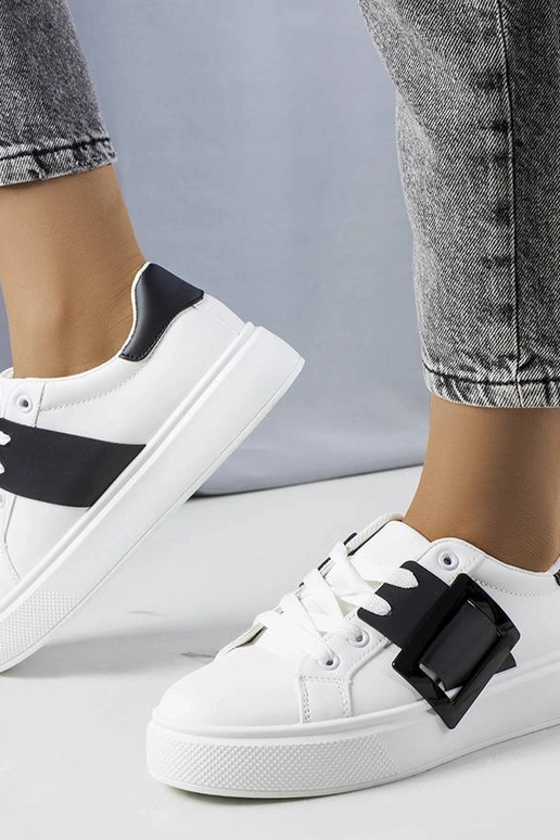 Weiße Sneaker verziert mit einer... Weiße Sneaker verziert mit einer...