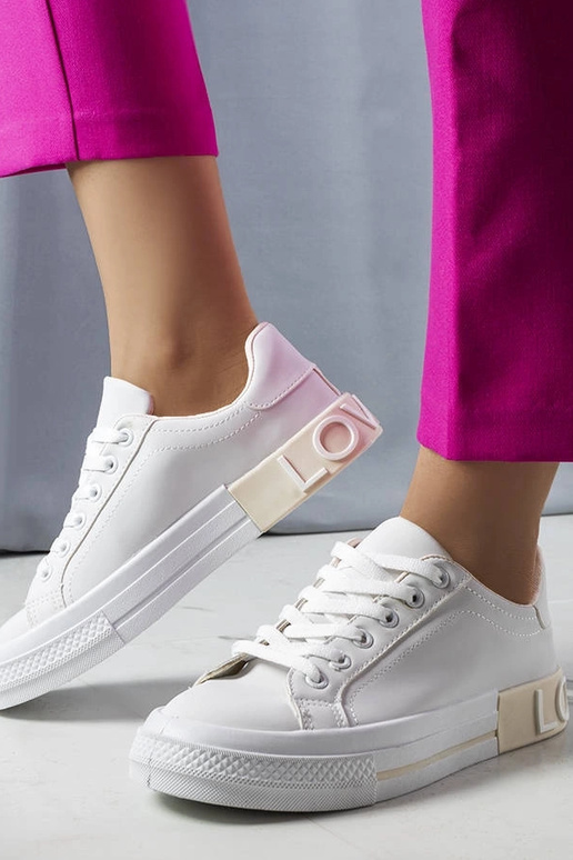 Hvide og beige sneakers dekoreret med... Hvide og beige sneakers dekoreret med...