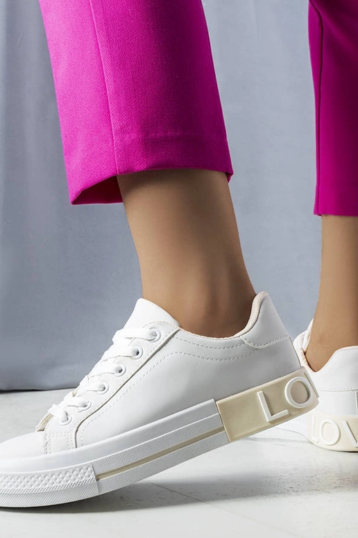 Weiße und beige Sneaker verziert mit... Weiße und beige Sneaker verziert mit...